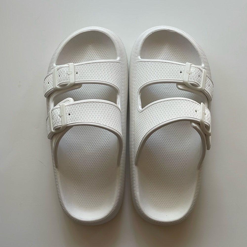 ✨NEVER WORN✨ PILLOW SLIDES size 9